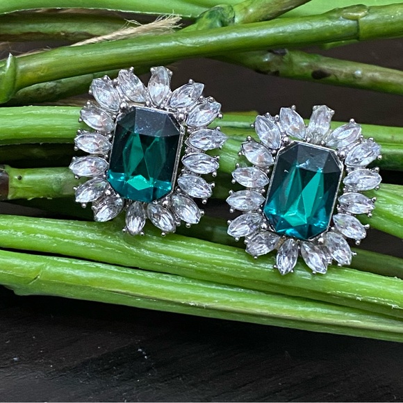 Unsigned Vintage Faux Emerald Earrings - Picture 1 of 10